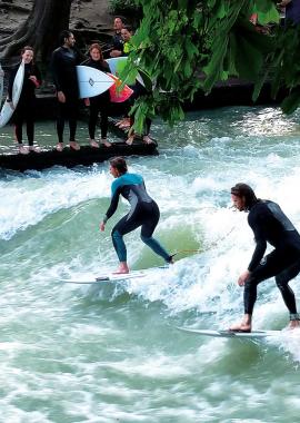 Wellenreiten in der City: Die Eisbachwelle in München begeistert Surfer.