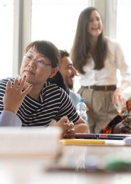 Deutschlernende vergrößern durch gute Sprachkenntnisse ihre Chancen auf dem internationalen Arbeitsmarkt.