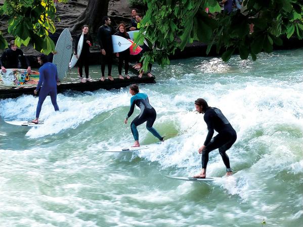 Wellenreiten in der City: Die Eisbachwelle in München begeistert Surfer.