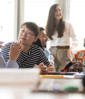 Deutschlernende vergrößern durch gute Sprachkenntnisse ihre Chancen auf dem internationalen Arbeitsmarkt.