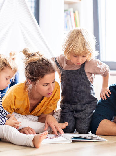 Familie liest zusammen