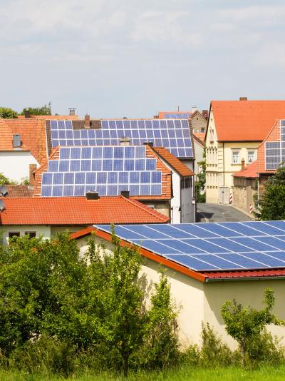 Dorf mit Solaranlagen